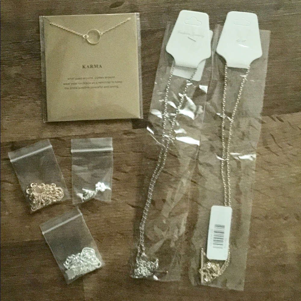 Set of 5 fashion necklaces & 1 pair earrings!